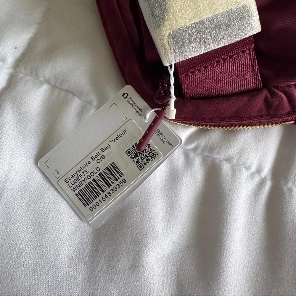 🆕💕 Lululemon Everywhere Belt Bag Velour - Wine Berry Gold